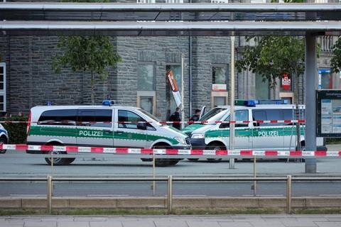<p>Die Polizei richtete indes ein provisorisches Lagezentrum am Johannisplatz ein.</p>
