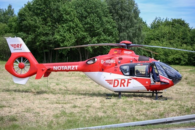 <p>Der per Hubschrauber eingeflogene Notarzt und weitere Helfer versorgten den Verletzten.</p>
