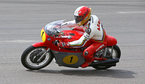 <p>Auch Motorrad-Rekordweltmeister&nbsp;Giacomo Agostini fuhr einige Runden über den Grand-Prix-Kurs.</p>
