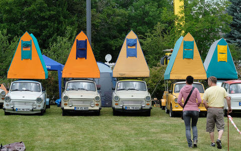 <p>Bereits zum 19. Mal treffen sich die Trabi-Fans in der Trabant-Heimat Zwickau, im Bild Modelle mit montierten Dachzelten.</p>
