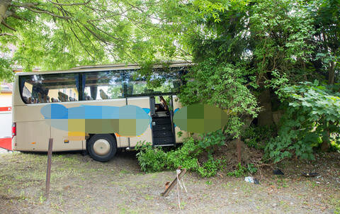 <p>Ein mit 49 Personen besetzter Reisebus aus Thüringen ist am Samstagnachmittag an der Bahnhofstraße in Oberwiesenthal verunglückt.</p>
