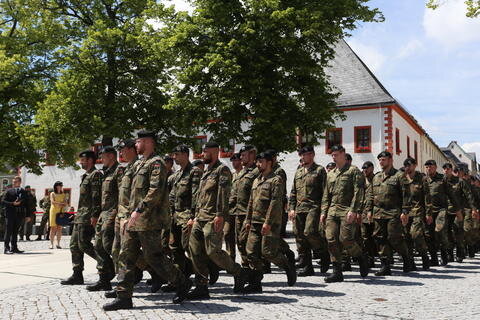 <p>Die ersten von 450 Soldaten des Panzergrenadierbataillons 371 sind am Mittwochnachmittag auf dem Marktplatz in Marienberg zu einem siebenmonatigen Einsatz nach Litauen verabschiedet worden.</p>
