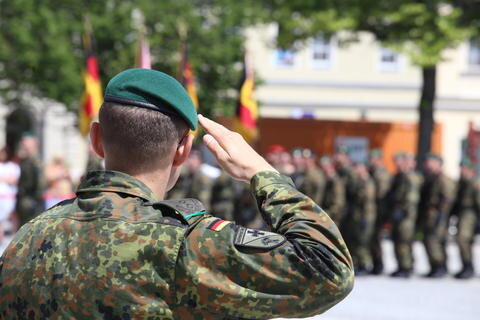 <p>Das gesamte Personal und Material sollen nach Bundeswehrangaben bis Anfang August in mehreren Schritten nach Litauen transportiert werden.</p>
