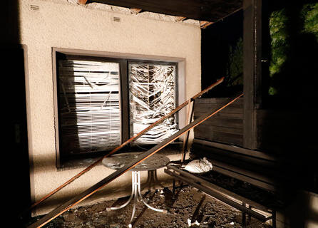 <p>Durch die Druckwelle wurde das Dach einer Laube angehoben und ein Fenster zerstört.</p>
