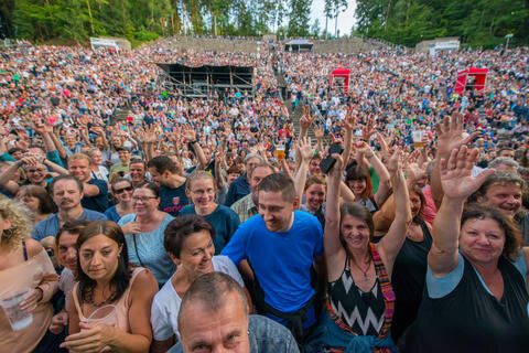 <p>7500 Fans zog es am Freitagabend zu Bryan Adams an die Waldbühne Schwarzenberg.</p>
