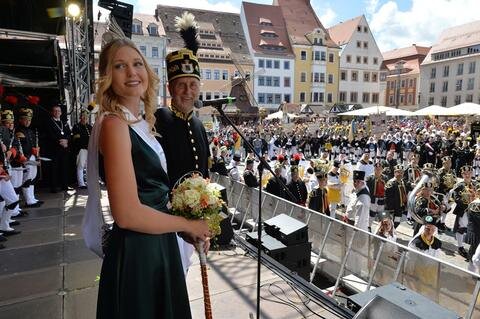 <p>Auch die amtierende Bergstadtkönigin Susann Leu begrüßte die Besucher auf dem Obermarkt am Sonntag.</p>
