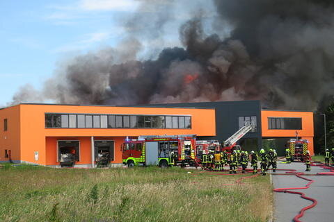 <p>Auf einem Firmengelände an der Straße Am Gansberg in Elterlein ist am Sonntag ein Brand ausgebrochen.</p>
