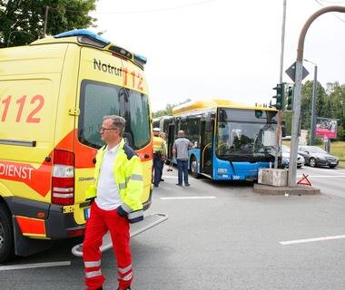 <p xmlns:php="http://php.net/xsl">Ein 52-jähriger Fahrer&nbsp;der Linie 22 kam gegen 8.45 Uhr aus Richtung Annaberger Straße und wollte mit dem Bus nach rechts in die Helbersdorfer Straße abbiegen.</p>
