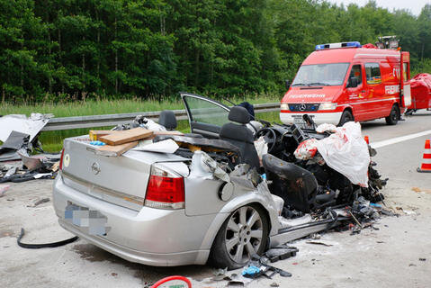 <p>Bei dem Unfall wurden drei im Opel mitfahrende Männer tödlich verletzt, der 46-jährige Fahrer erlitt schwere Verletzungen.</p>

