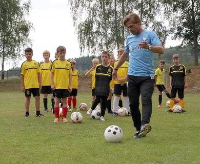 <p>Dariusz Wosz, der aktiv unter anderem bei Halle, Bochum, Hertha sowie in den Nationalteams der DDR und BRD kickte, erläuterte einer Gruppe Übungseinheiten zum Ballhalten.</p>
