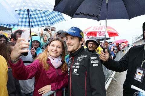 <p>Selfie mit einem Star: Rennfahrer Philipp Oettl ließ sich auf dem Sachsenring zusammen mit den Fans ablichten.</p>
