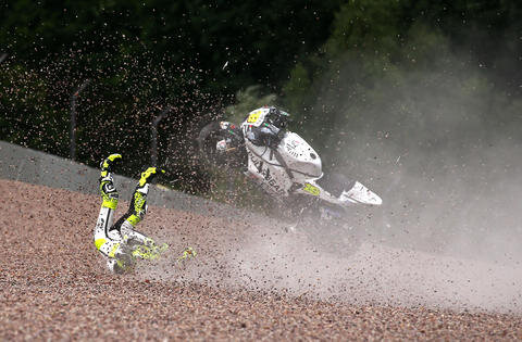<p>Beim ersten Training der MotoGP am Freitag stürzte der Spanier Alvaro Bautista mit seiner ...</p>
