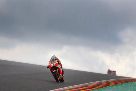 <p>Die Stars der MotoGP-Klasse konnten die Strecke am Vormittag im Trockenen und nachmittags im Regen testen. Im Bild Favorit Marc Marquez.</p>
