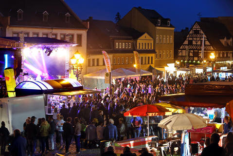 <p>Vor dem Rathaus in Hohenstein-Ernstthal wurde bis nach Mitternacht gefeiert.</p>
