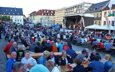 <p>Auf dem Altmarkt in Hohenstein-Ernstthal stimmten sich die Fans am Freitag auf das Motorsport-Wochenende ein.</p>
