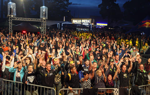 <p>Zahlreiche Fans feierten auf der Festwiese in der Nacht zum Samstag mit Stereoact.</p>
