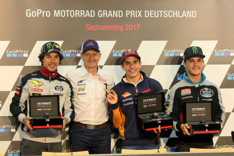 <p>Die Schnellsten in der Qualifikation am Samstag: Franco Morbidelli (links, Moto2), Marc Marquez (MotoGP) und Aron Canet (rechts, Moto3) mit Ex-Weltmeister Kevin Schwantz.</p>
