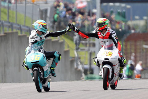 <p>Der drittplatzierte Marcos Ramirez gratuliert Joan Mir zu seinem Sieg in der Moto 3.</p>
