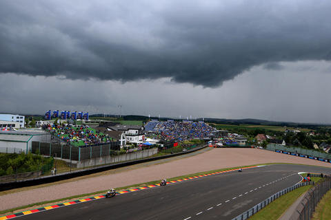 <p>Dunkle Regenwolken am Freitag über der Rennstrecke konnten den anwesenden MotoGP-Fans nichts anhaben.</p>
