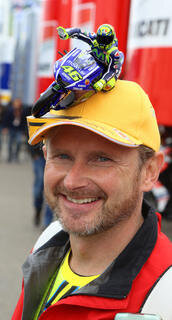 <p>Sportliche Kopfbedeckung: Udo Naumann aus Nossen ist großer Fan von Valentino Rossi.</p>
