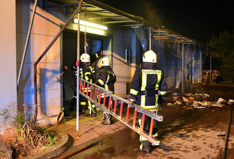 <p>Auf zwei Firmengeländen im Gewerbegebiet Rossau hat es am Dienstagabend gebrannt. Die Polizei geht von Brandstiftung aus.</p>
