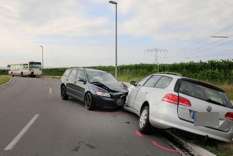 <p>Wie die Polizei bestätigte, erlitten bei dem Unfall auf der Röhrsdorfer Allee die drei Fahrer leichte Verletzungen.</p>
