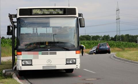 <p>In Chemnitz ist am Mittwochfrüh gegen 8 Uhr ein Auto mit einem Pkw und einem Bus zusammengestoßen.</p>
