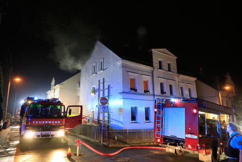 <p>Die Flammen brachen am Mittwochabend gegen 23 Uhr in einer Wohnung im Dachgeschoss aus, wie die Polizei am&nbsp;Donnerstag mitteilte.</p>
