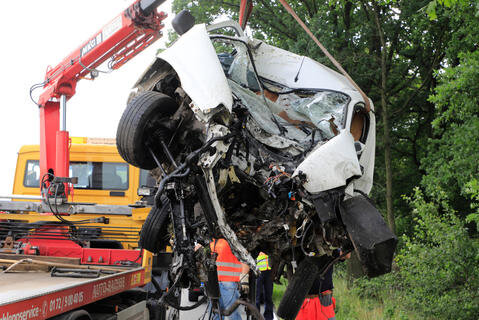 <p>Das Fahrzeug wurde völlig zerstört, es entstand ein Sachschaden in Höhe von geschätzten 8000 Euro.&nbsp;</p>
