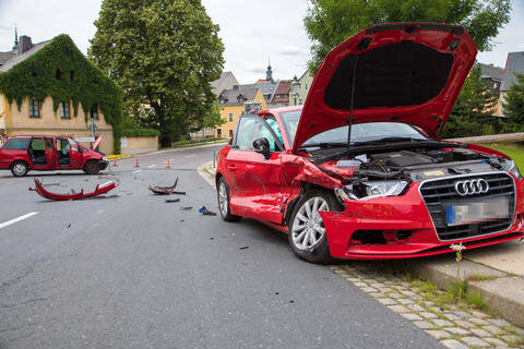 <p>Die 80-jährige Audi-Fahrerin, ihr 86-jähriger Beifahrer sowie der 46-jährige Seat-Fahrer und zwei Kinder wurden anschließend verletzt in ein Krankenhaus gebracht.</p>
