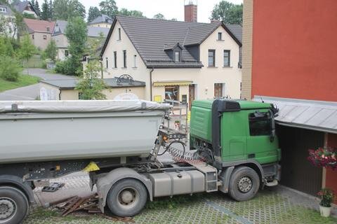 <p>Gegen ein frisch renoviertes Mehrfamilienhaus ist am Dienstagfrüh in Schönheide ein Mercedes-Muldenkipper gerollt.</p>
