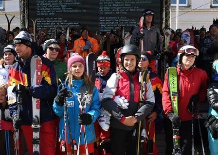 <p>Die Bürgermeisterwette ist gewonnen: 150 Wintersportler sind in kompletter Ausrüstung auf dem Markt erschienen.</p>
