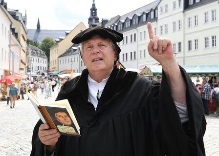 <p>Selbst Martin Luther alias Norbert Hein ist zum Bergstreittag nach Schneeberg gekommen.</p>

