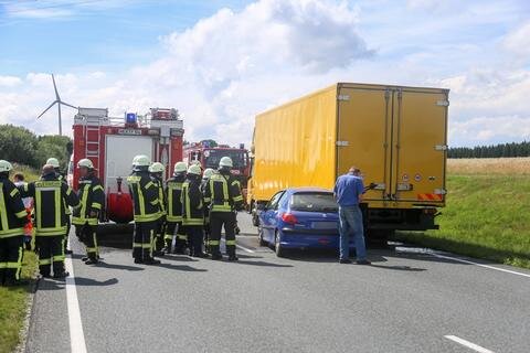 <p>Die Feuerwehr Marienberg kam mit etwa 20 Kameraden zum Einsatz. Die Wehr löschte den brennenden Motor und sicherte die Unfallstelle. Der Fahrer des Peugeot musste nur ambulant behandelt werden.</p>
