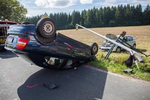 <p>Aus noch ungeklärter Ursache kollidierten ein Renault und ein Opel gegen 16 Uhr nahe dem Abzweig Drei-Brüder-Höhe, teilte die Polizei mit.</p>
