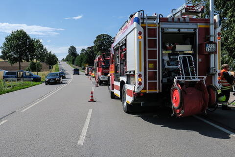 <p>Im Einsatz waren auch mehrere Feuerwehrkameraden, die das Fahrzeug an der Unfallstelle sicherten.</p>
