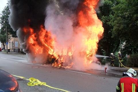 <p>Gegen 12.20 Uhr geriet das Heck des Fahrzeugs an der Lengenfelder Straße in Brand.</p>
