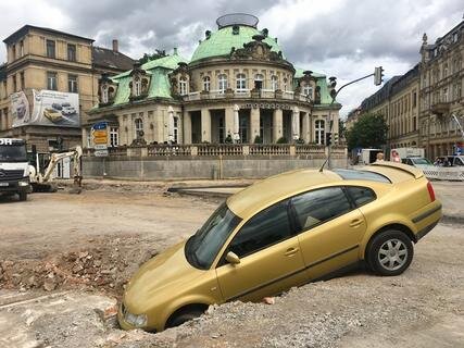 <p>Kann man die Absperrungen übersehen? Ein VW Passat ist heute kurz vor Mittag in der Baustelle an der Mocca-Bar in Zwickau in einen Graben gefahren.</p>
