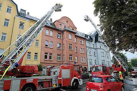<p>Das Dach eines bewohnten Altbaus an der Heinrich-Lorenz-Straße brannte.</p>

