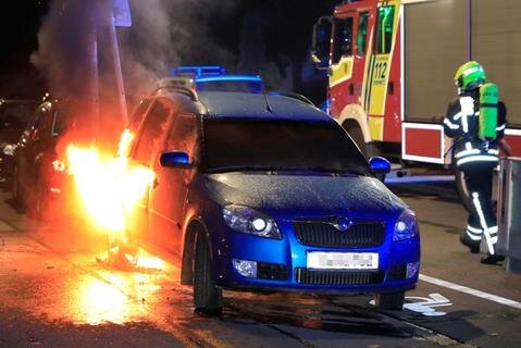 <p>Etwa 25 Minuten später meldeten Zeugen einen brennenden Skoda auf der Albert-Jentzsch-Straße, welchen die Kameraden der Feuerwehr ebenfalls löschen mussten.</p>
