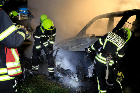 <p>Die Wagen verschiedener Hersteller seien innerhalb einer Stunde im&nbsp;Stadtteil Gablenz in Flammen aufgegangen, wie die Polizei am&nbsp;Montag sagte.</p>
