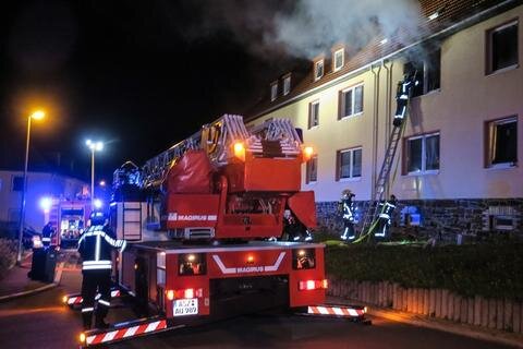 <p>Nach Polizeiangaben wurden gegen 2 Uhr die Feuerwehren aus Aue, Alberoda, Bad Schlema und Lößnitz zu einem Einsatz in die Röntgenstraße gerufen.</p>

<p>&nbsp;</p>
