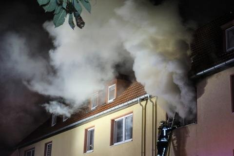 <p>Sieben Bewohner des Hauses mussten evakuiert werden. Zwei davon wurden mit Verdacht auf eine Rauchgasvergiftung ins Krankenhaus gebracht.</p>
