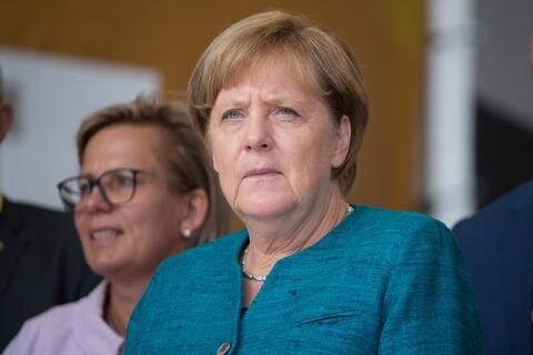 <p>Auch bei Merkels halbstündiger Rede skandierten Teile der Menge «Volksverräter» und «Widerstand» - Rufe, wie sie bei Pegida allwöchentlich in Dresden zum Umgangston gehörten.</p>
