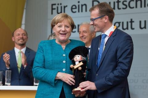 <p>Zum Abschluss ihres Wahlkampfauftritts in Annaberg-Buchholz bekam Angela Merkel vom CDU-Landtagsabgeordneten Alexander Krauß einen Martin-Luther-Nussknacker geschenkt.</p>
