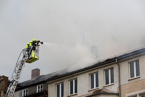 <p>Der Dachstuhl eines Gebäudes an der Palmstraße Ecke Reinhardtstraße brannte.</p>
