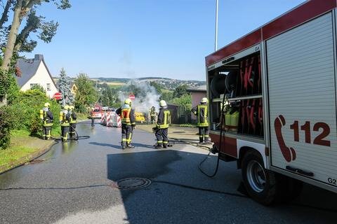 <p>Die Schneeberger Feuerwehren waren mit ca 20 Einsatzkräften und 4 Fahrzeugen im Einsatz, außerdem ein Rettungswagen und Polizei.</p>
