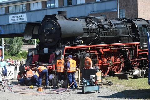 <p>Die historische Lokomotive der Baureihe 23 war am Freitag vergangener Woche mit einem Sonderzug nicht mehr rechtzeitig zum Stehen gekommen und zum Teil über das Schienenende hinaus gefahren.</p>

