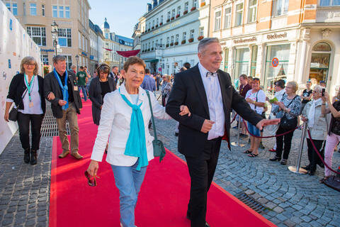<p>Rolf Schmidt, Oberbürgermeister von Annaberg-Buchholz, läuft hat auf dem Roten Teppich Ehrenpräsidentin Christel Bodenstein untergehakt. Sie hat im Märchen "Das singende klingende Bäumchen" Prinzessin Tausendschön gespielt.</p>

