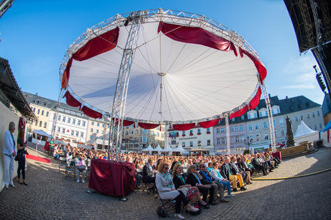 <p>Bei strahlendem Sonnenschein ließen sich mehr als 800 Gäste auf dem Marktplatz von einem bunten Bühnenprogramm verzaubern.</p>
